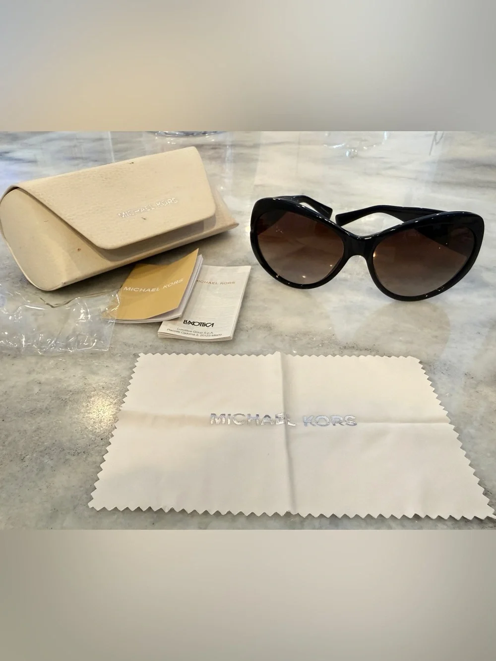 Michael Kors Black Brown Cat-Eye Sunglasses with Brown Gradient Lenses New
